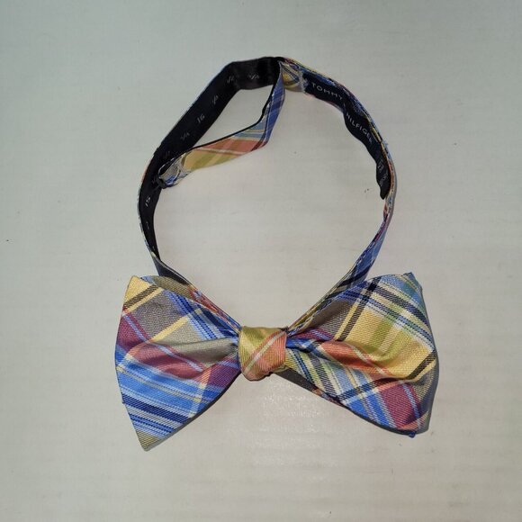 Tommy Hilfiger Bowtie Men Adjustable Size 13 3/4-18" Silk Plaid Preppy - Picture 1 of 8